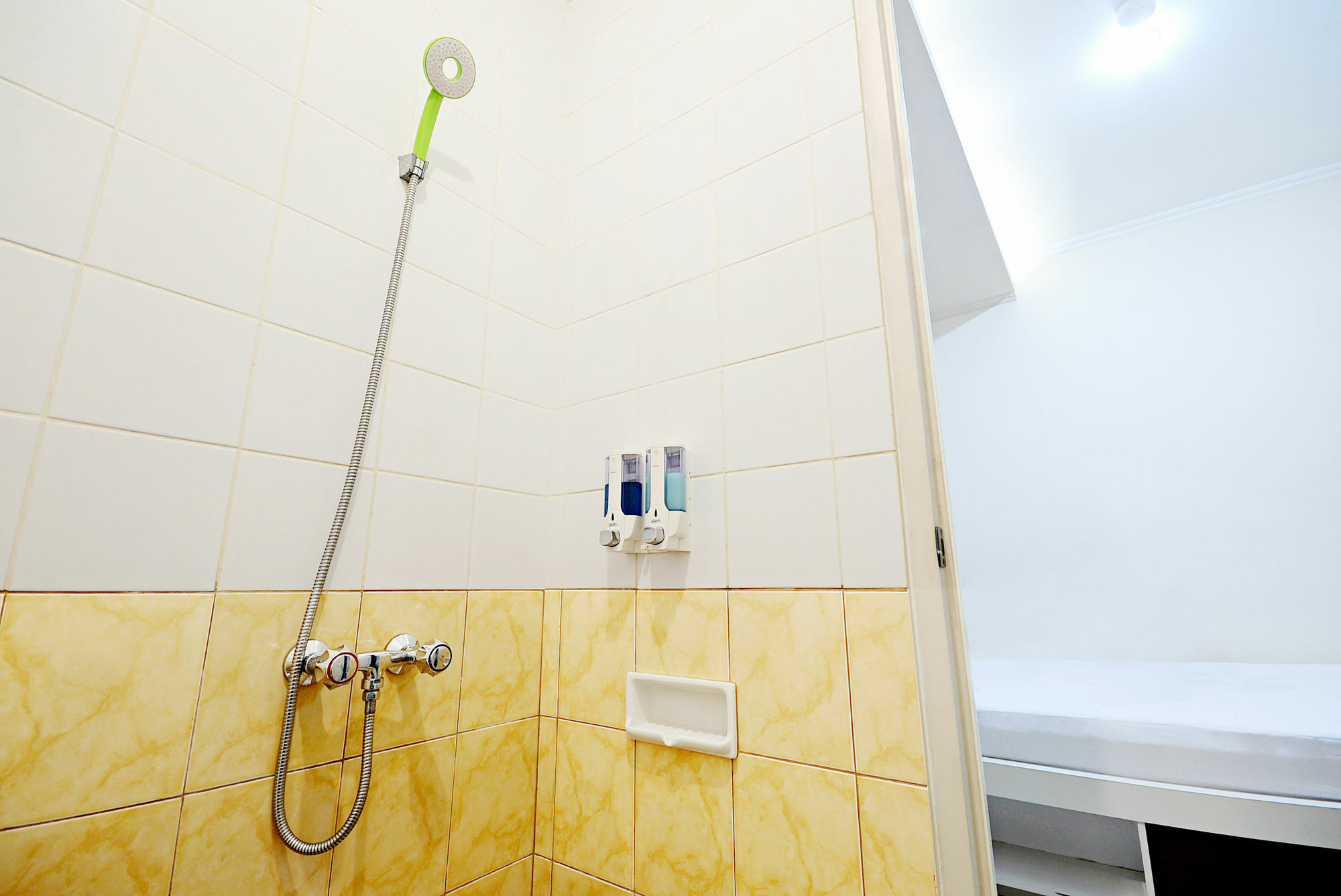 Zen Rooms Cideng Barat Jacarta Exterior foto
